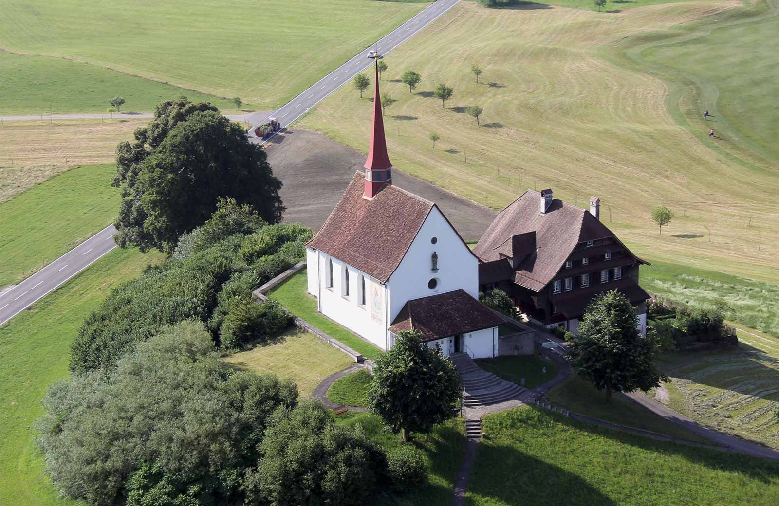 Luftaufnahme Kapelle Gormund mit Sigristenhaus